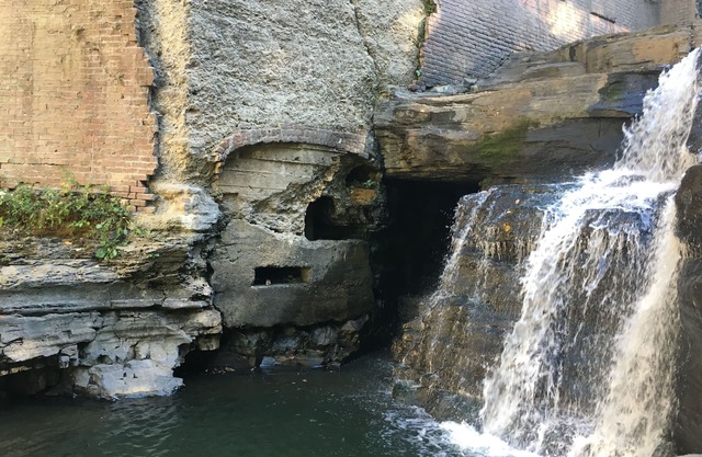 7 minute Walk to Downtown & Hiking Trails! Gorge View Apt