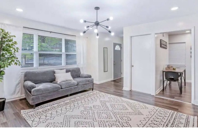 7 minutes to airport| Vibrant Modern Farmhouse| sleeps 5