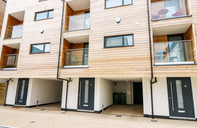 7 OCEAN GATEWAY, mit einem Garten in Hythe, Ref 978862