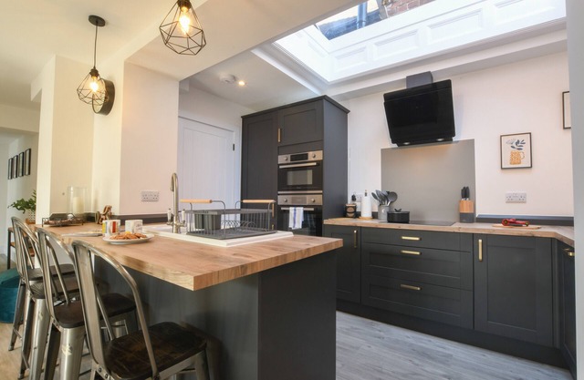 7 OLD GRAMMAR SCHOOL, LEISTON, pet friendly, with a garden in Leiston