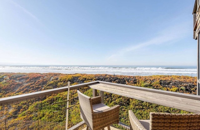 7 Pelican Large Condo w/ Sweeping Monterey Bay Ocean Views & Beach Access!