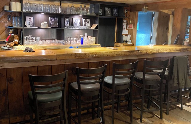 7 Rooms in Historic Lodge with Bar and Restaurant. Live Jazz!! Over 21 Property.