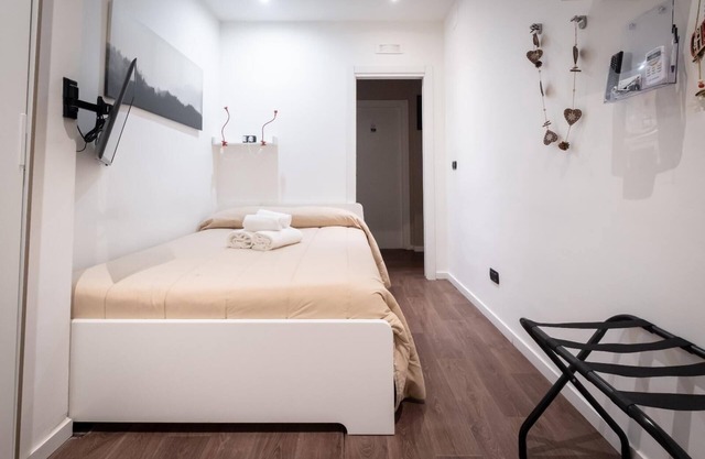 7 SMALL DOUBLE ROOM
