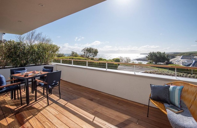 7 THE BAY - modern sea view coastal apartment