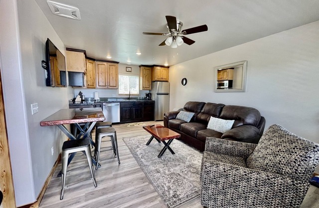 #7 W/Garage, Balcony Close to Hiking Trails