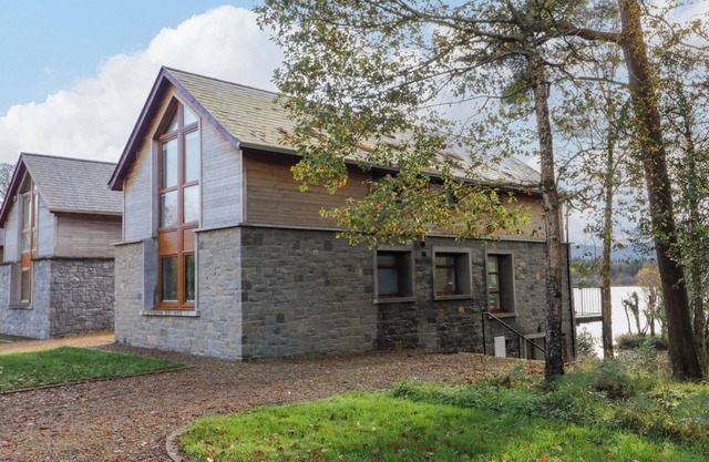 7 WATERS EDGE, pet friendly, character holiday cottage in Belleek