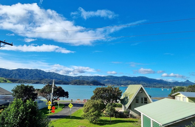 70 meters to Beach/Boat Ramps - Harbour Views/Internet/Smart TV's/Pet Friendly