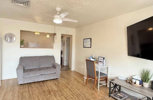 700ft From Starbucks! Townhouse ! Central Location!