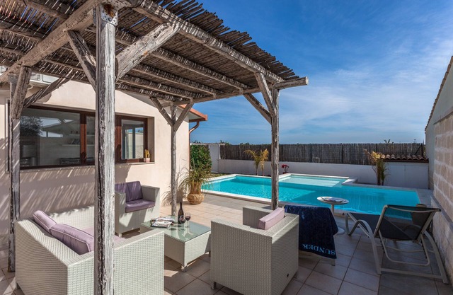 70 m 2 Wohnung + 40 m 2 Terrasse + Swimmingpool zur exklusiven Nutzung + Internet Wi-Fi