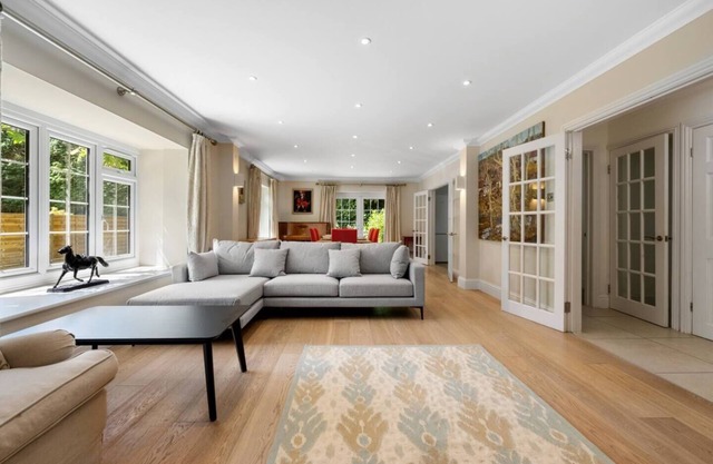 7Bed 5Bath 2Kitchen Retreat with Parking in Ascot