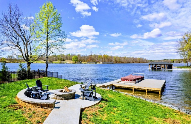 7BR Private Cove Lakefront Lake Anna Beach & Dock