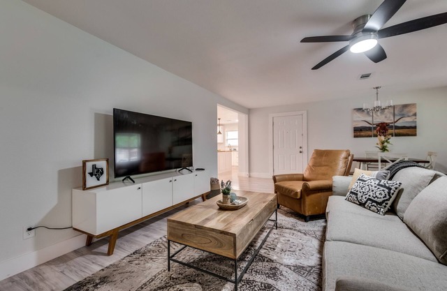 7mi from Downtown Ft. Worth Home Away From Home