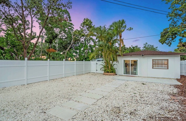 7mi to Anna Maria Newly Renovated Private Cottage