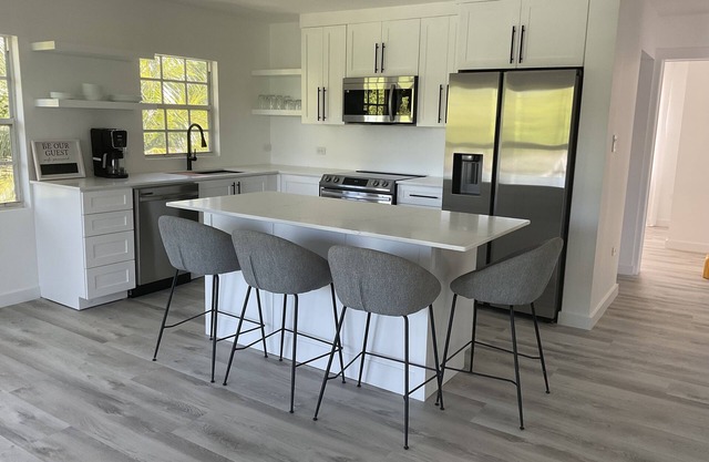 7mile-Island Hideaway-2bed/2bath-King & Queen Beds-Pool-walk to beach & shops!
