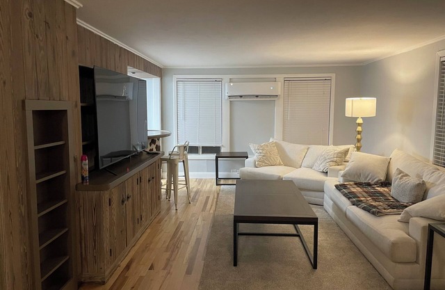 7th Street FUN Loft in a Beautiful Neighborhood
