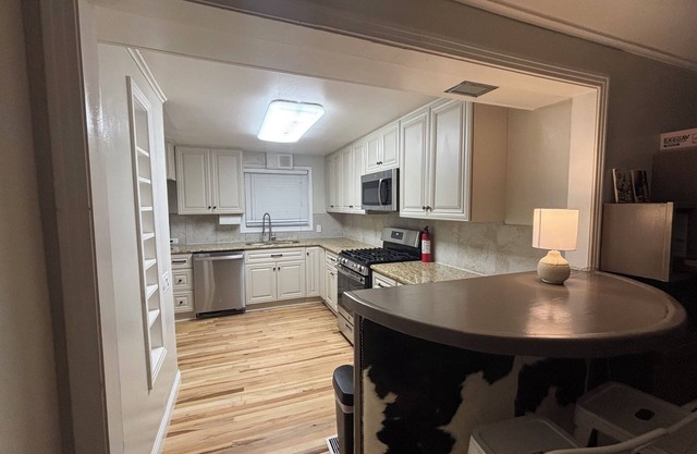 7th Street Hangout Loft Loft. Close to all the local spots. Walking Distance