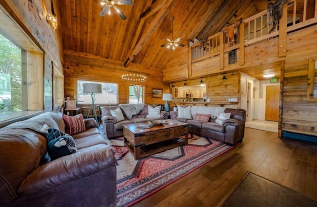 8 bedroom, 10 bathroom lodge perfect for groups, weddings, family reunions