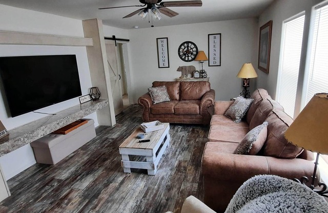 8 Bedroom, 4 Bath, 15 Beds, 4K square feet of space