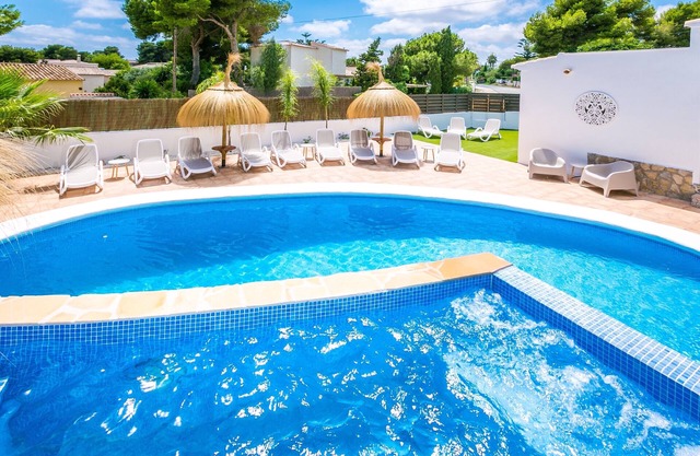 Eine atemberaubende Villa in der Strandstadt Javea. 8 Schlafzimmern/8 Bädern.