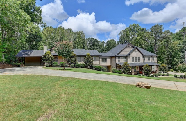 8-bedroom Luxury Home, 4.8 Acre w/ Pool, Minutes to Suwanee downtown and Lake