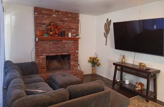 8 Beds/2Full-Bath Entire guesthome for 13 guest