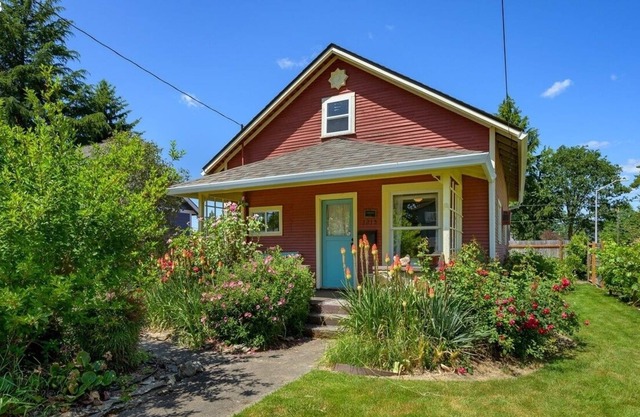 8 blocks from downtown shops, coffee restaurants and dozens of wineries!