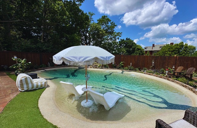 8 Cats Cincinnati Poolside 2-bedroom Apartment