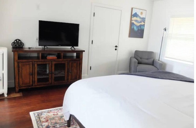 #8 Downtown Apt -Historic main street - King Bed