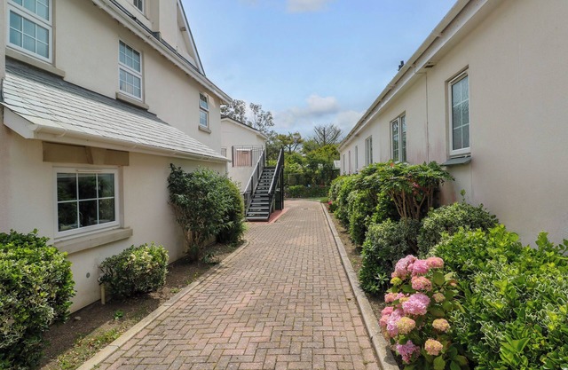 8 MANOR CLOSE, country holiday cottage, with a garden in Carbis Bay