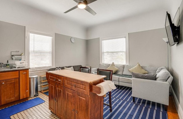 8 Mi to Bay Bridge Couples Getaway with Mtn Views!