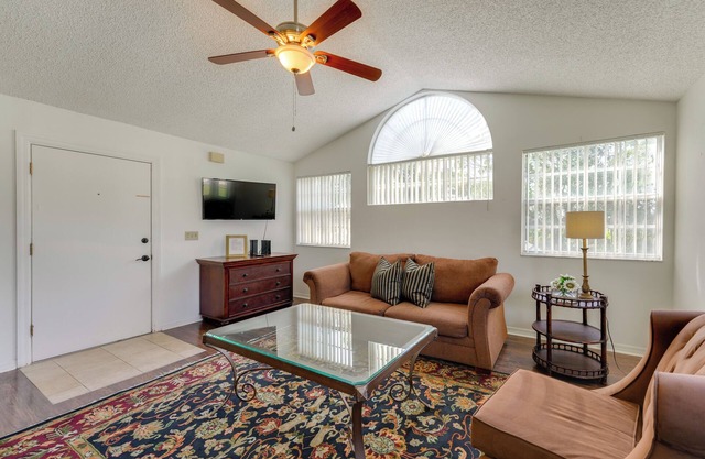 8 Mi to Disney: Resort-Style Condo w/Pool Access