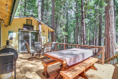 8 Mi to Dodge Ridge Mtn Peaceful Cabin with Deck!