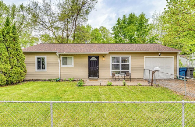 8 Mi to Dtwn Indianapolis: Family Home w/ Yard!