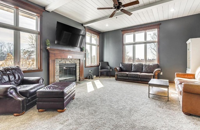 8 Mi to Lambeau Field Family Home in De Pere!