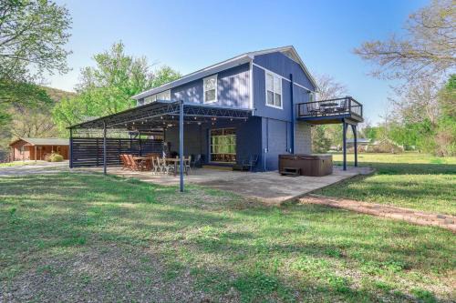 8 Mi to Ozark Folk Center Home with Hot Tub and Deck