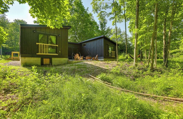 8 Mi to Sleeping Bear Dunes: Creekside Cabin