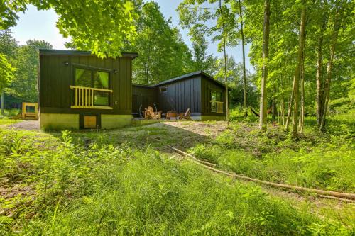 8 Mi to Sleeping Bear Dunes Creekside Cabin