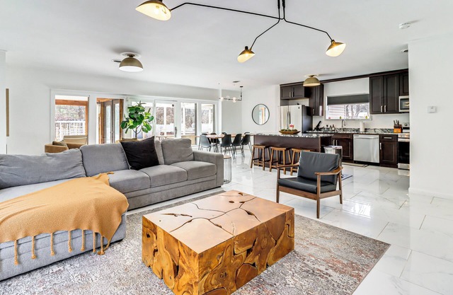 Hot Tub & Seasonal Pool: Family Getaway in Cresco