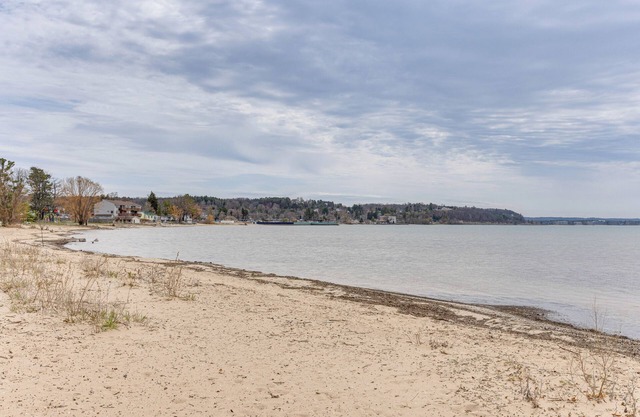 8 Mi to Traverse City: Bayside Couple’s Retreat
