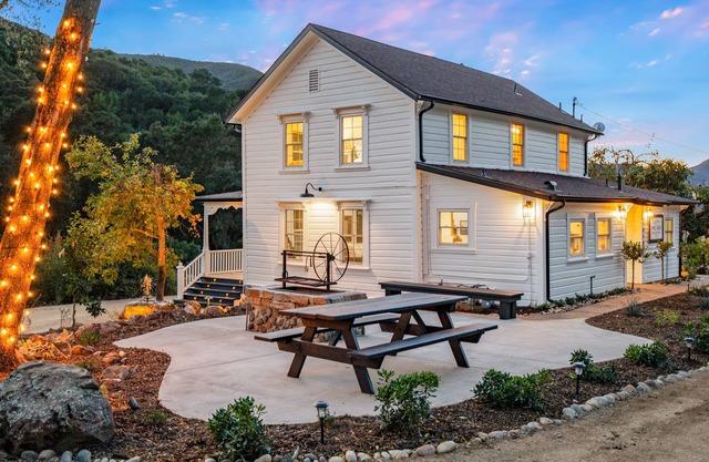 8 Mile House Deluxe-Experience California Tranquility at this Historical Home