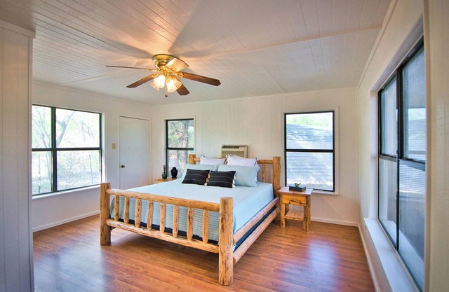 8 Miles N of Mason - cozy cabin getaway for 2 - get out and unplug!