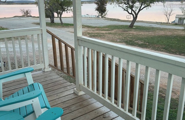 8 min to Rocker B - Cozy Lakefront Escape at PK Lake