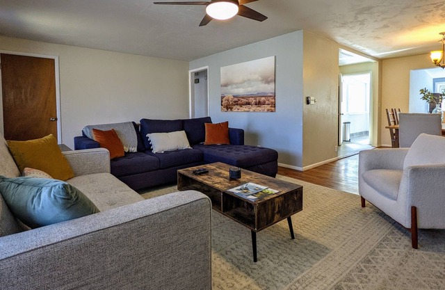 8 mins to the canyon 🎿, bright house with yard 🌄 and blazing fast internet 🔥