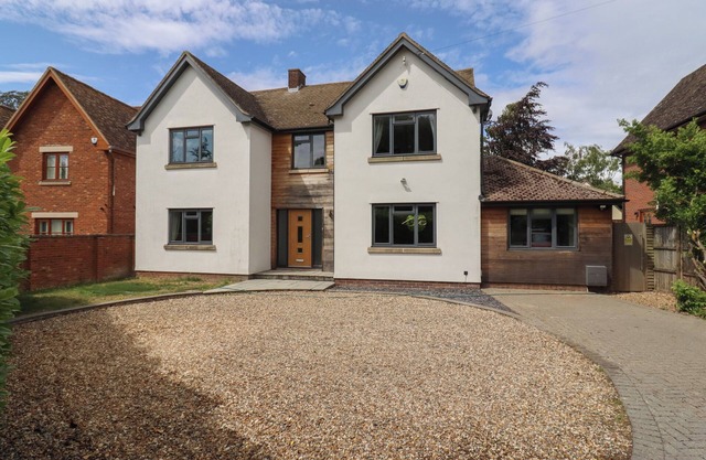 8 NEWMARKET ROAD, pet friendly, character holiday cottage in Royston
