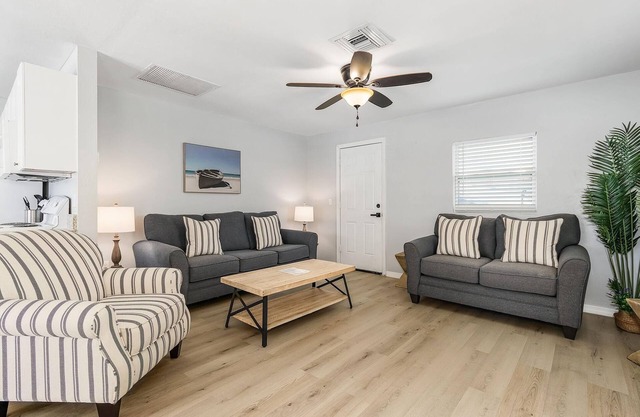 8 Person 2-Bedroom Condo with Waterview Balcony - Tarpon - Welcome to our stunning two-bedroom condo room with a balcony!