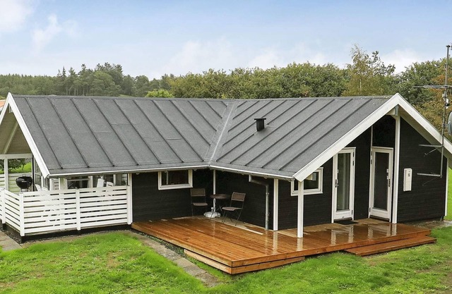 Modernes Ferienhaus auf Jütland mit überdachter Terrasse
