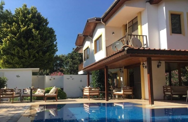 8 Person, Private Pool Villa - AWZ 261