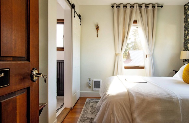 #8 Silver Falls Trail Suite 18+ Private Bath