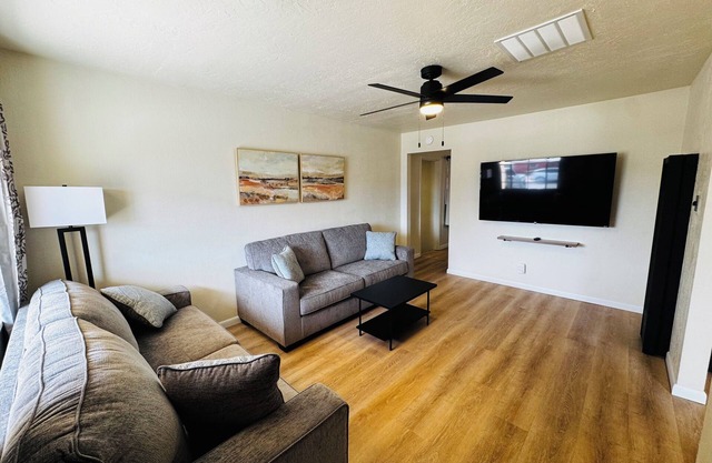 800ft From Starbucks! Townhouse! Central Location!