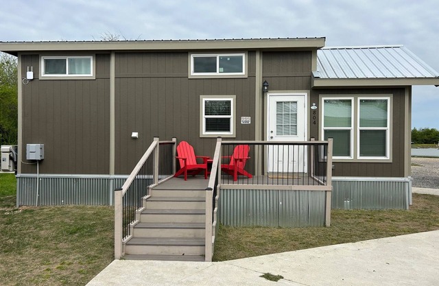 804 Cozy Loft cabin with WiFi, AC in charming Honey Grove